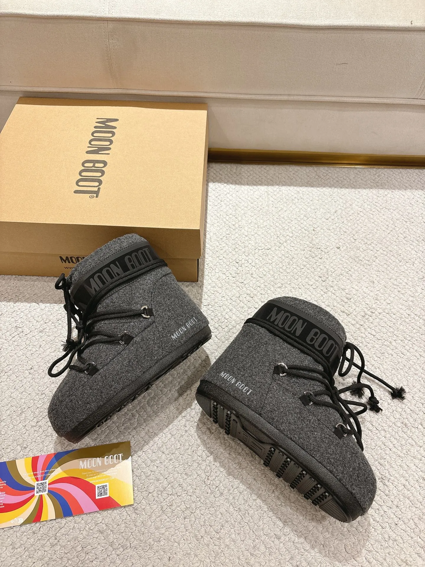 p620 [Exclusive top quality | New upgrade] Moon Boot 2025 autumn and winter hot snow boots are coming! Don’t just focus on UGG anymore, fashionistas have already changed to these "ugly moon boots" ✨ 🔥Forget UGG! The Moon Boot that was once popular throughout the millennium is back! At that time, Paris Hilton, Victoria Beckham and other top icons were wearing it. Now with the strong return of the Y2K trend, the same QQ show outfit is a must-have for young people!  👢Hidden within 4cm, the legs are slimmer. 💫Looks fluffy, but actually looks slimmer. ❄️Full marks for thermal insulation, no longer cold in winter. 🌟Same style for men and women, regardless of left or right, easy to match. Don’t look at it’s cute appearance, but it instantly transforms into a trend focus! If you want both warmth and style, this is a must-have! ❶Material: original customized nylon cloth ❷Lining: original 100% silk cotton liner ❸Feet: original 100% silk cotton liner ❹Outsole: original molded two-color non-slip outsole ❺Sole thickness: 4cm (including inner height increase) ❻Code number: 35/38; 39/41 ❼Packaging: original full set of packaging ☀Color: official website updated simultaneously
